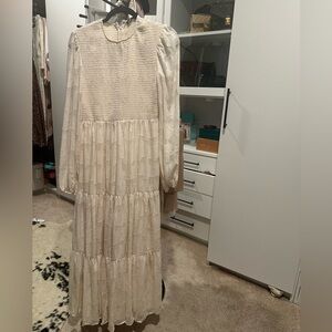 White/beige white beautiful dress with details